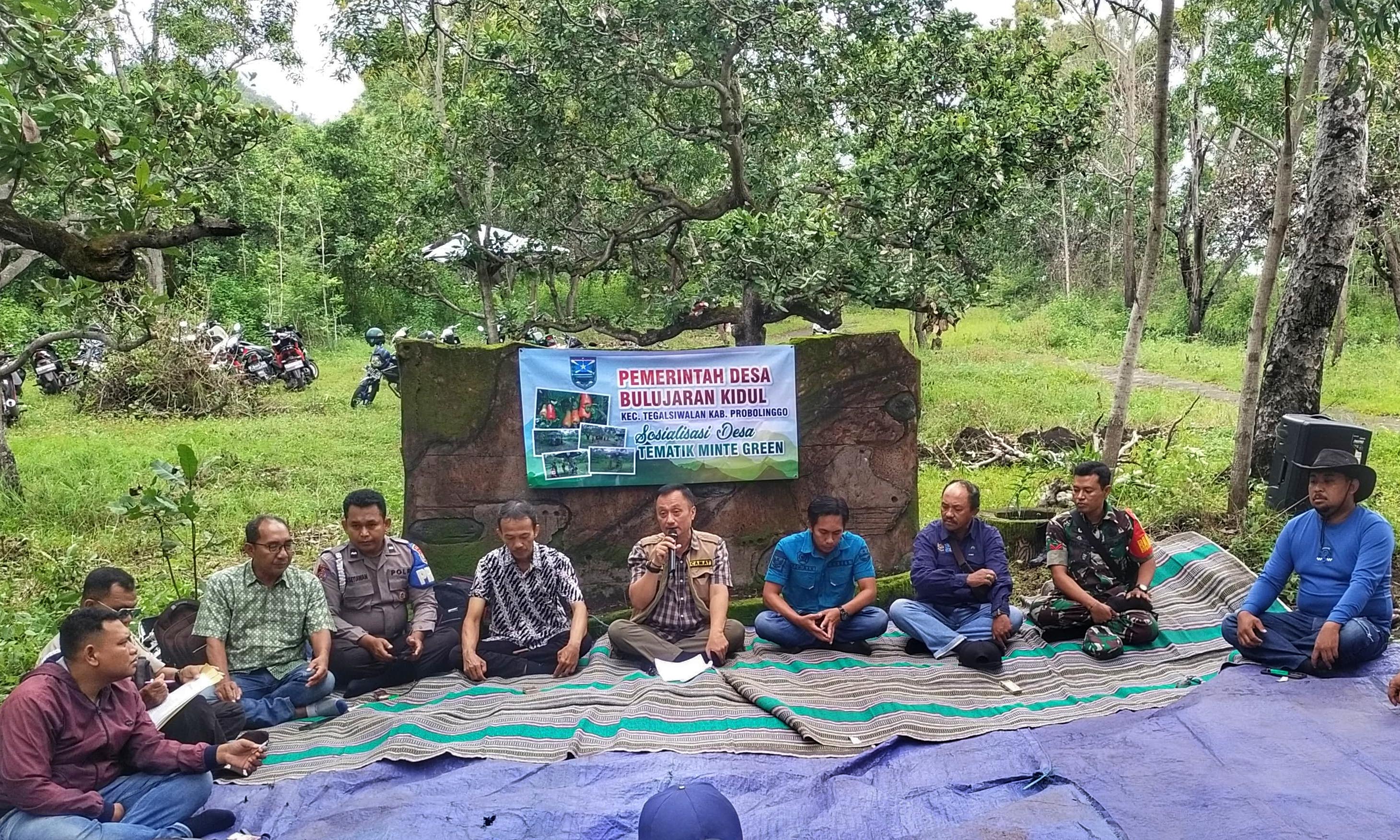 SINERGI: Camat Tegalsiwalan Harryanto (pegang mik) dan Kepala Desa Bulujaran Kidul Poniman (baju biru) bersama Forkopimka Tegalsiwalan saat sosialisasi desa tematik beberapa waktu lalu.