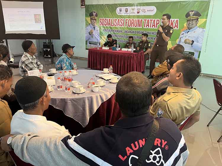 MATERI II: Kasi Intel Kejari Kabupaten Probolinggo Taufik Eka Purwanto, S.H. menyampaikan dampak hukum bagi pengedar rokok ilegal.