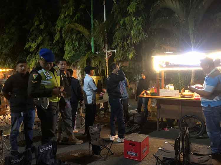 DIRAZIA: Tim gabungan ketika melakukan razia di lokasi angkringan di Kawasan Stadion Bayuangga, Kota Probolinggo, Senin (21/7) malam.