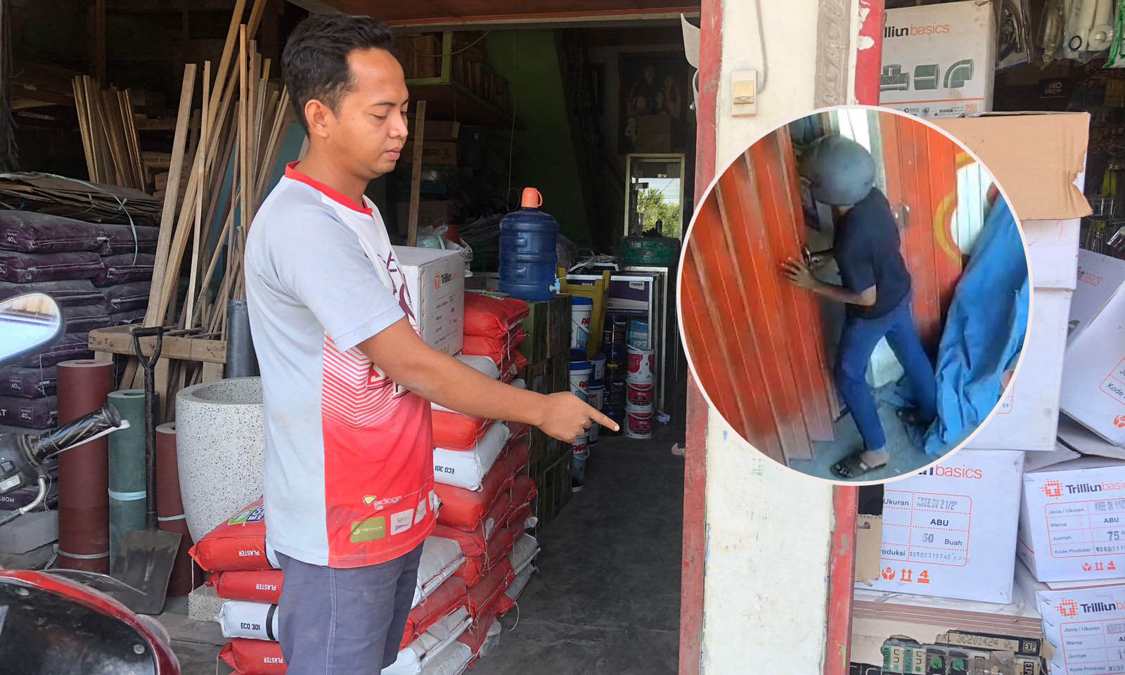 TKP: Pemilik toko Abdurrahman Afnani, menunjukkan pintu harmonikanya yang dibobol maling, Selasa (21/7) siang.