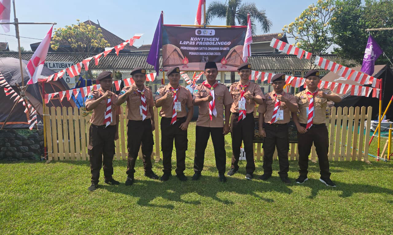 SEMANGAT: Kalapas Probolinggo, Dadang Rais Saputro (tengah) bersama lima warga binaan di kegiatan Perkemahan Satya Dharma Bhakti Pemasyarakatan Tahun 2025 d