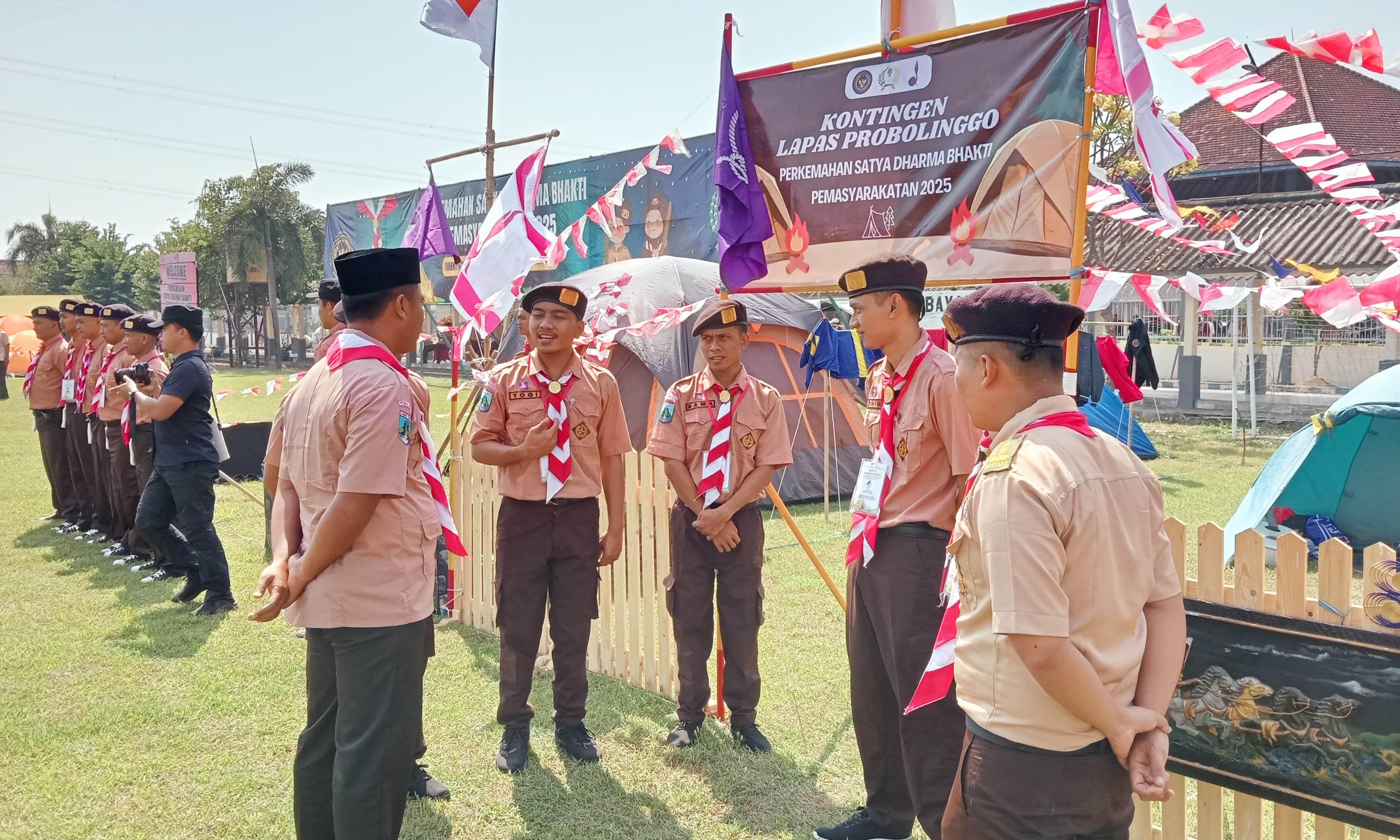 Lima warga binaan di kegiatan Perkemahan Satya Dharma Bhakti Pemasyarakatan Tahun 2025 di Lapas Kelas I Surabaya, Senin (21/7).