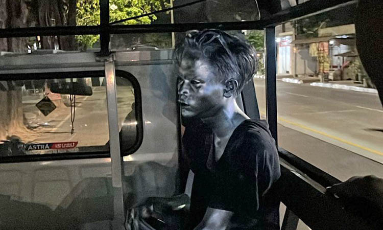 ANGKUT: Remaja yang tengah beroperasi menjadi manusia silver, diangkut Satpol PP menggunakan pikap.