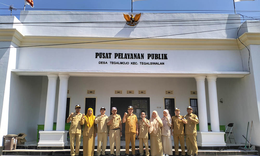 KOMPAK: Kepala Desa Tegalmojo Slamet Hariyanto (Tengah) berfoto bersama perangkat desa di depan bangunan pusat pelayanan publik.