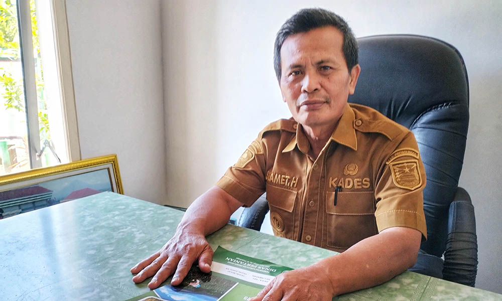 LOYALITAS:&nbsp; Kepala Desa Tegalmojo Slamet Hariyanto saat ditemui di ruang kerjanya.