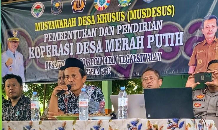 PIMPIN RAPAT: Kepala Desa Tegalmojo Slamet Hariyanto (pegang mik) saat Musyawarah Desa Khusus pembentukan koperasi merah putih beberapa waktu lalu.