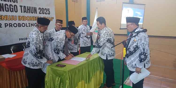 RESMI: Agus Lithanta menandatangani berita acara serah terima pakta integritas usai terpilih menjadi ketua PGRI Kota Probolinggo.