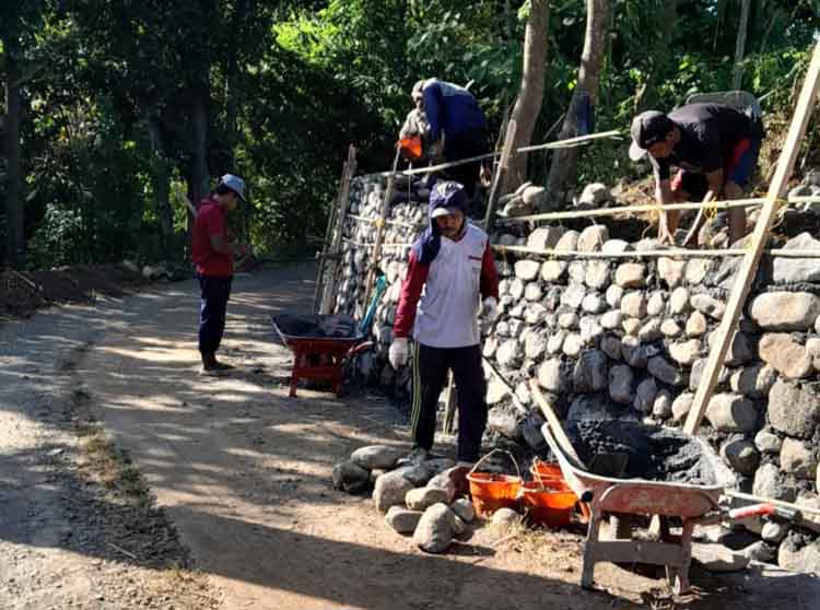 LEBIH AMAN: Sejumlah pekerja menggarap pembangunan TPT di Dusun Pagarbata, Desa Sidorejo.