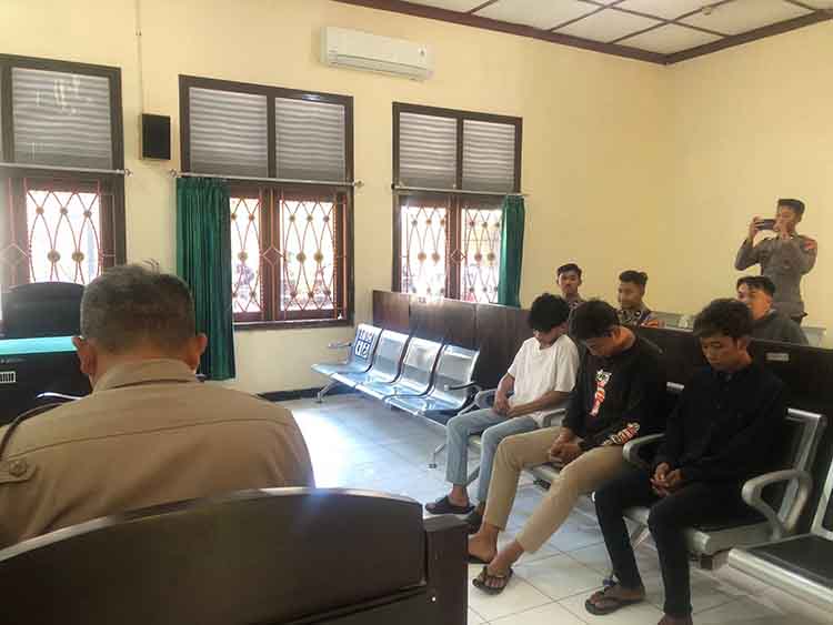 DIADILI: M Roziqin (kiri), Agus Saifullah (tengah), dan M. Zildan ketika disidang di PN Probolinggo, Rabu (23/7).