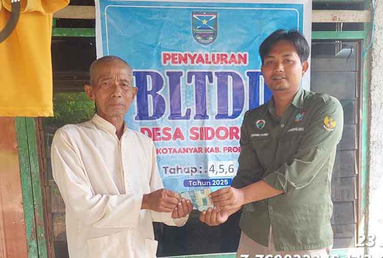 BANTUAN LANGSUNG: Pendamping Desa Sidorejo, Kecamatan Kotaanyar, Wahid menyalurkan BLT-DD tahun ini kepada penerima.
