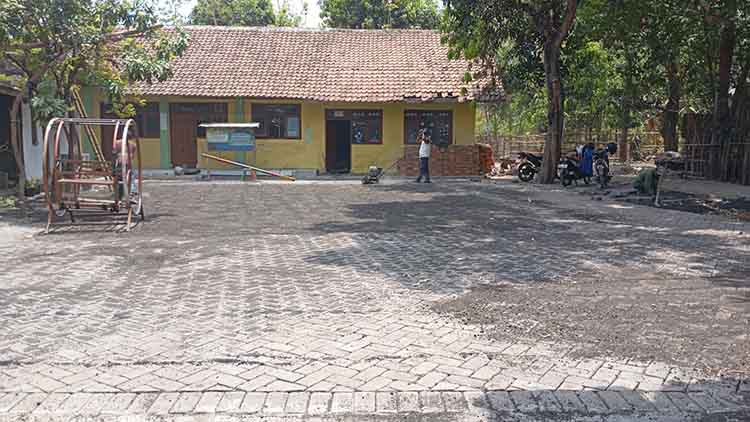 LEBIH BAIK: Sejumlah pekerja menggarap pavingisasi di Desa Sidorejo, Kecamatan Kotaanyar.