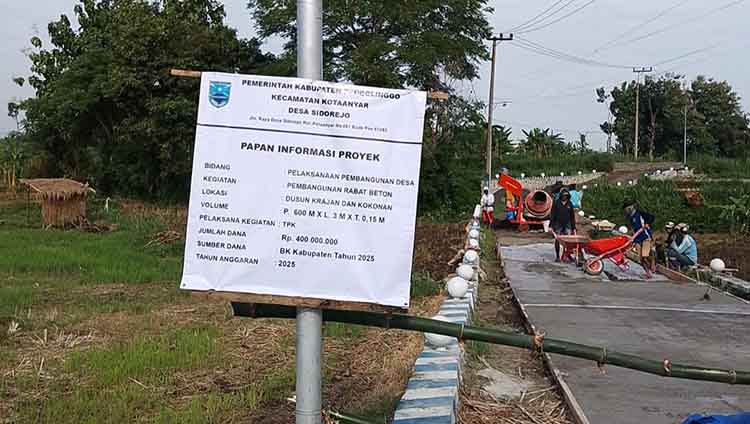 MAKIN KOKOH: Sejumlah pekerja menggarap pembangunan jalan rabat beton di Dusun Krajan dan Kokonan, Desa Sidorejo.