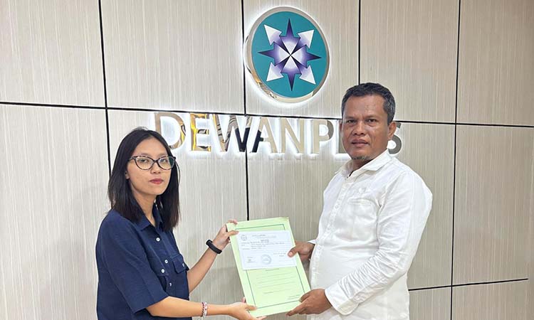 BUAT LAPORAN RESMI: Anggota DPRD Kabupaten Pasuruan Rudi Hartono (kanan) saat melapor ke Dewan Pers.