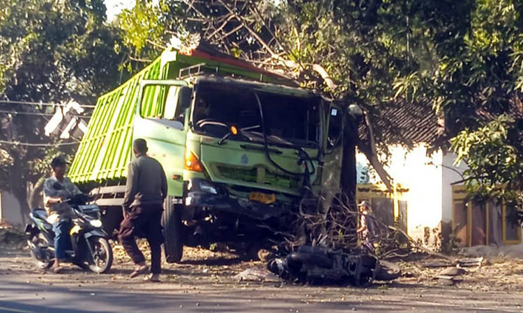 CELAKA: Kecelakaan yang terjadi di Sumberanyar, Kecamatan Nguling. Saat ini, polisi tengah melakukan pendalaman.