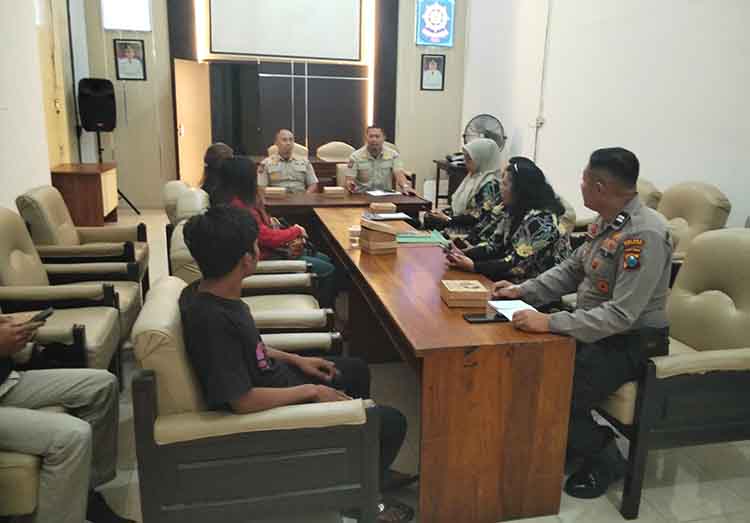 DIPANGGIL: Tiga pelaku usaha penjualan miras di Kota Probolinggo dipanggil Satpol PP dan diminta menutup tempat usahanya Kamis (24/7).