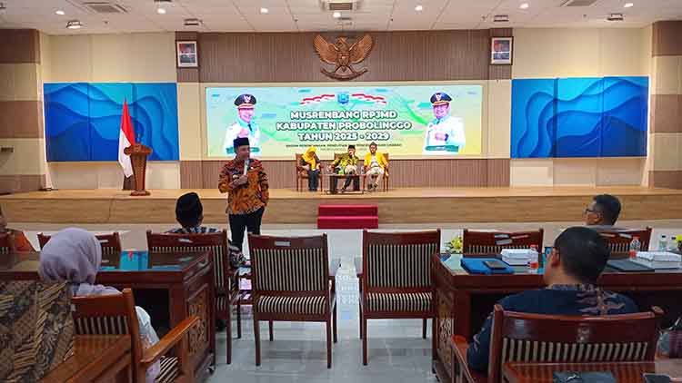 DISKUSI: Bupati Probolinggo dr. Mohammad Haris (berdiri) menjawab langsung pertanyaan audiens dalam sesi diskusi Musrenbang RPJMD Kabupaten Probolinggo Tahun 2025-2029. (PASANG SATU FOTO INI)