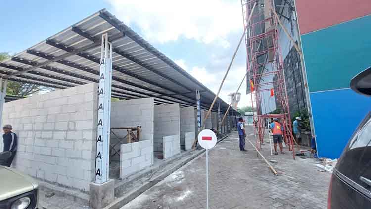 DIKEBUT: Sejumlah pekerja menggarap pembangunan stan PKL di area GOR A. Yani Kota Probolinggo.
