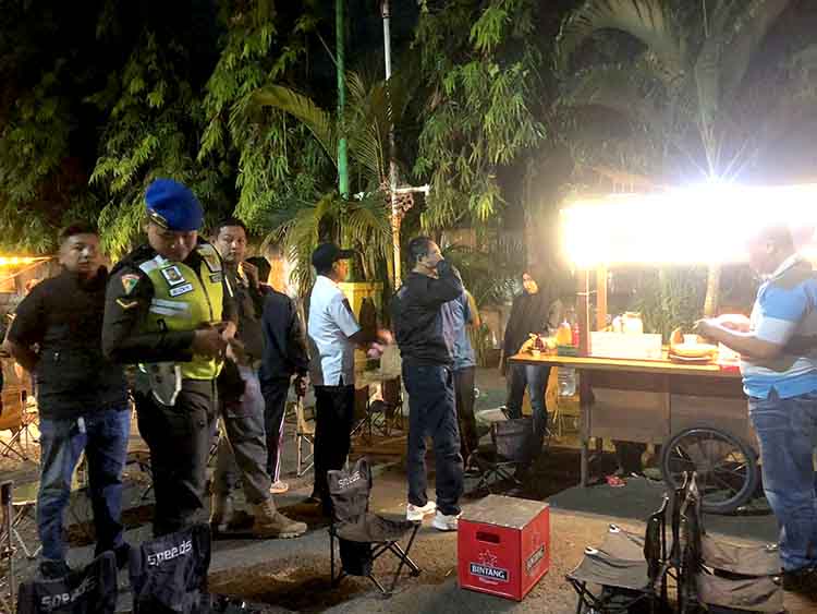 PATROLI: Satpol PP Kota Probolinggo beserta stakeholder terkait saat melakukan patroli di angkringan Stadion Bayuangga, Senin (21/7) malam