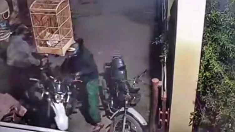 GONDOL MOTOR: Maling menggondol motor dari teras rumah warga Desa Triwungan, Kecamatan Kotaanyar, Jumat (25/7).