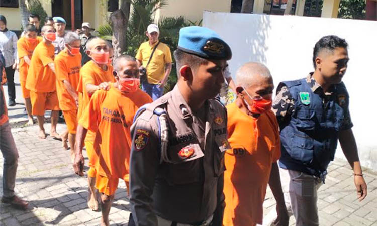 BEJAT: Tujuh tersangka kasus persetubuhan dan pencabulan gadis di bawah umur, saat dirilis di Mapolres Pasuruan.