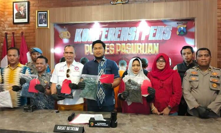 TURUT DISITA: Barang bukti kasus persetubuhan dan pencabulan ditunjukkan ke awak media saat pers rilis di Mapolres Pasuruan.