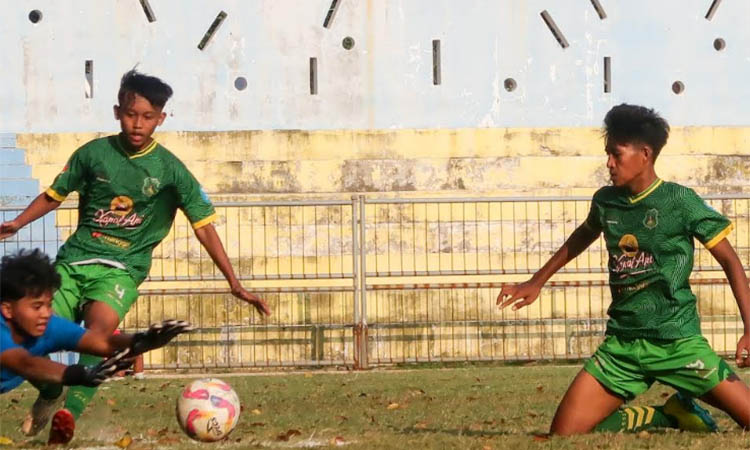KEMBALI TUAN RUMAH: Para penggawa Persekap Jr Saat bertanding di Stadion Unsur.