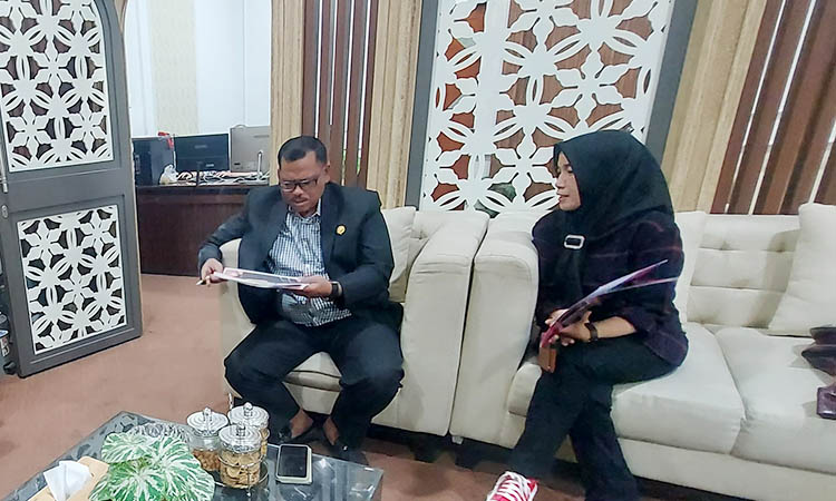 SINERGI: Kabiro Jawa Pos Radar Bromo Pasuruan, Nurlaily Arifiyah melakukan audiensi dengan Ketua DPRD Kabupaten Pasuruan, Samsul Hidayat.