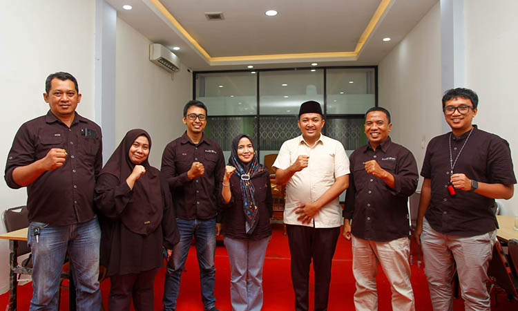 BERSINERGI: Jajaran tim Jawa Pos Radar Bromo saat foto bersama dengan Bupati Pasuruan, HM Rusdi Sutejo.