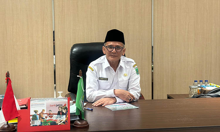 KERJA: Wakil Bupati Pasuruan, HM Shobih Asrori saat berada di ruang kerjanya. ia memandang, media memiliki peranan penting untuk kemajuan daerah.