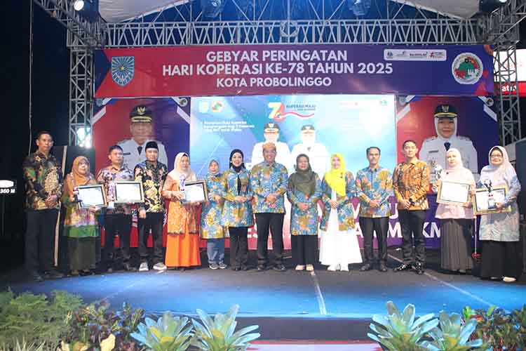 RAT TEPAT WAKTU: Sejumlah koperasi di Kota Probolinggo yang berhasil menyelenggarakan RAT tepat waktu mendapat apesiasi dari Wali Kota Probolinggo dr. Aminuddin.