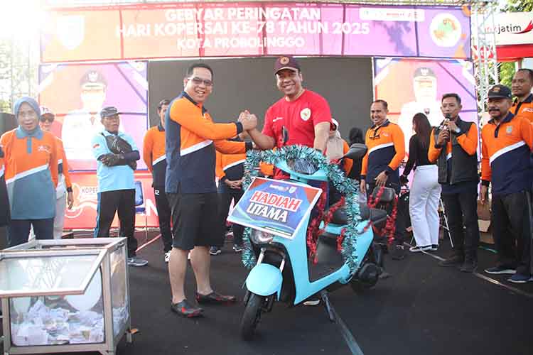 UTAMA: Wali Kota Probolinggo dr. Aminuddin menyerahkan door prize utama berupa satu unit sepeda listrik kepada salah satu peserta gowes yang beruntung.