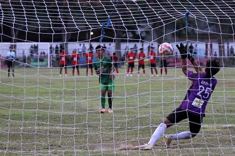 GAGAL: Penjaga gawang Gen B Mojokerto Dhevan Lintang Prayoga berhasil mengagalkan tendangan pemain Persekab Mukhammad Fahril Khusaeni dalam adu penalti, Minggu (27/7).