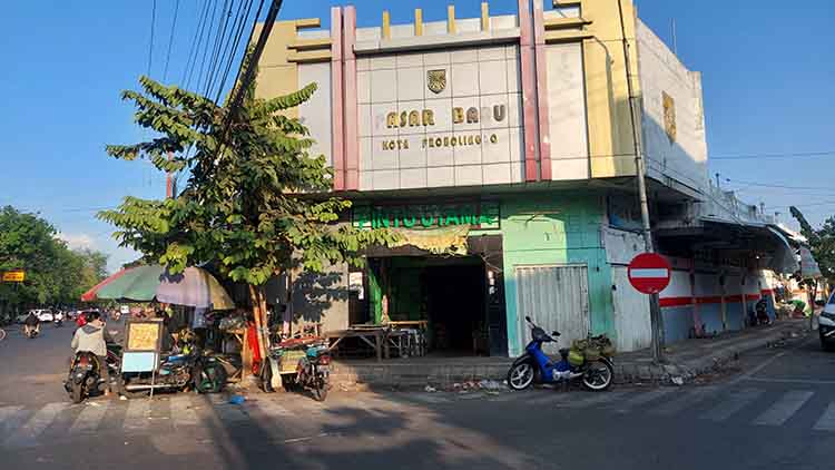 TAMBAH PINTU: Sejumlah warga di depan Pasar Baru, Kota Probolinggo. Kini, Pemkot Probolinggo berencana membuat pint baru di sisi utara pasar daerah ini.