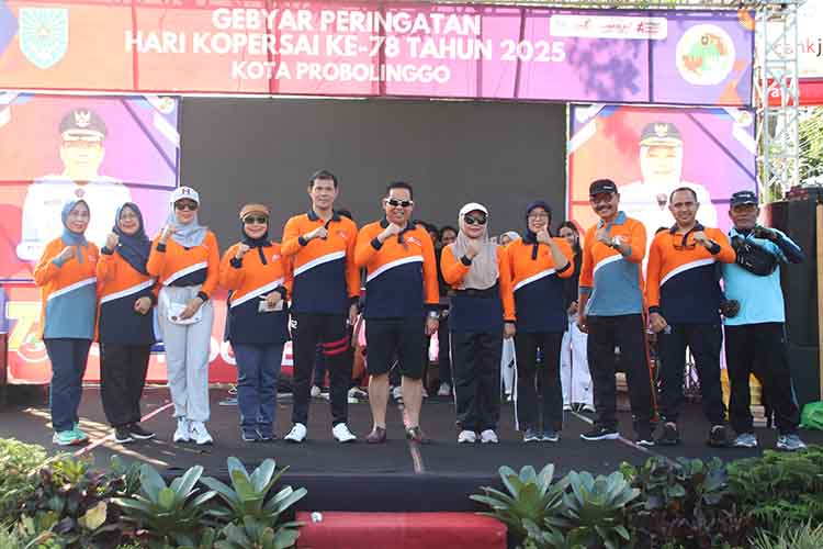 KOMPAK: Usai penyerahan door prize, Wali Kota Probolinggo dr. Aminuddin bersama Forkopimda menyempatkan diri foto bersama menujukkan kekompakannya.