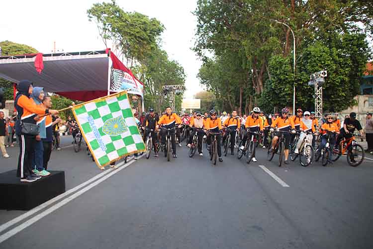 GOWES: Salah satu rangkaian peringatan Hari Koperasi ke-78 tahun 2025 di Kota Probolinggo diperingati dengan acara Gowes Bersama dengan start-finis di depan Kantor Pemkot, Jumat (25/7) pagi.