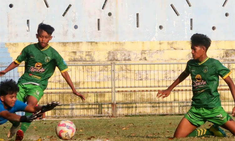 HARUS MENANG: Pemain Persekap U-17 saat berlaga di babak 32 besar. Hari ini Persekap Junior bakal meladeni Gen B Mojokerto.