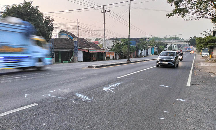TKP: Lokasi di Desa Lemahbang, Kecamatan Sukorejo. Di penggal jalan inilah pemotor menabrak tronton yang sedang putar balik.
