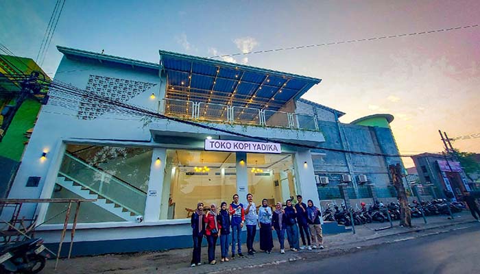 (01)	DIKELOLA MAHASISWA: Toko Kopi Yadika merupakan Coffee Shop modern yang dikelola oleh Mahasiswa Kewirausahan ITB Yadika.