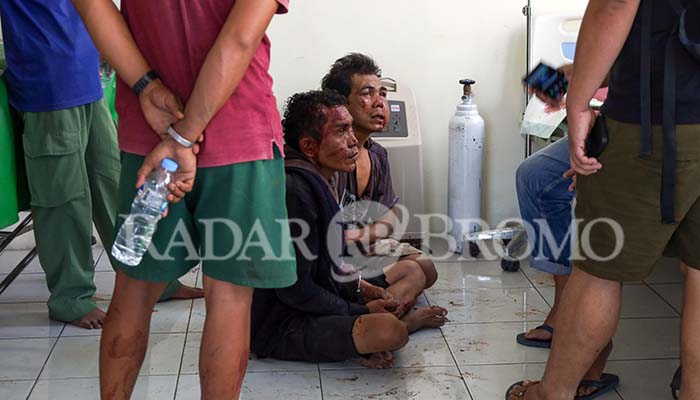 RESIDIVIS: Dua pelaku pencurian motor yang babak belur dimassa di Kraton saat dibawa ke Puskesmas Kraton, (27/7). (Mokhamad Zubaidillah/ Radar Bromo)