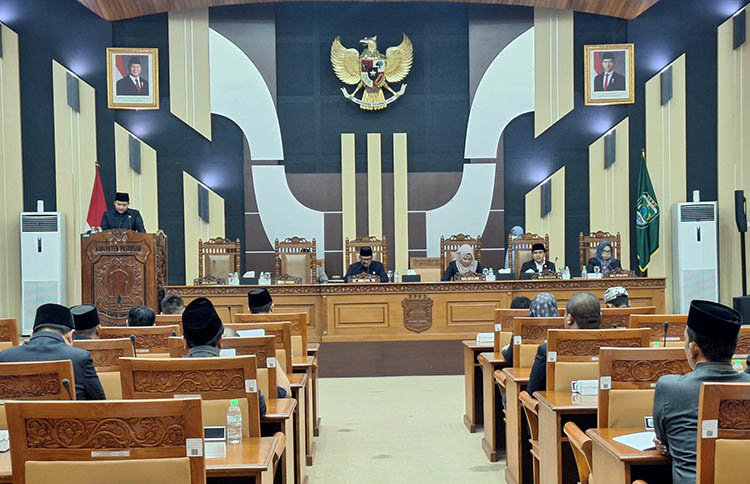DIPARIPURNAKAN: Bupati Pasuruan HM Rusdi Sutejo saat menyampaikan tanggapan terhadap persetujuan P-APBD 2025 dalam paripurna, Senin (28/7).