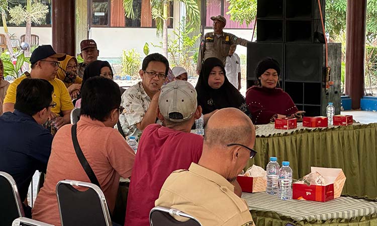 MEDIASI: Pemerintah Kecamatan Bangil bersama Disperindag Kabupaten Pasuruan menggelar mediasi di kantor Kecamatan Bangil Senin (28/7).