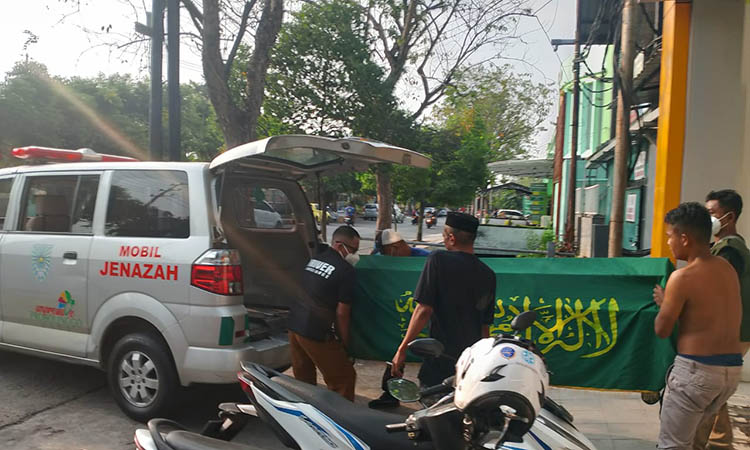EVAKUASI: Petugas membawa jenazah Soelistyo Eko Suryono, di warga Kampung Armada, Kelurahan Pilang, Kecamatan Kademangan menuju kamar jenazah RSUD dr. Mohammad Saleh, Senin (28/7) siang.