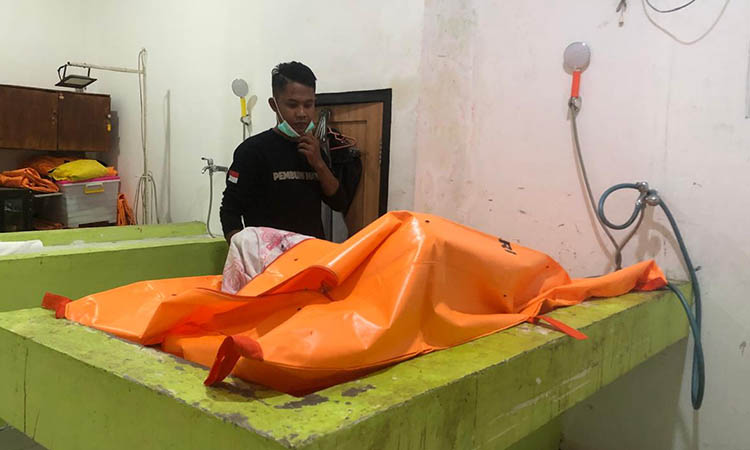 DIPERIKSA: Jenazah korban saat berada di RSUD dr Moh Saleh.