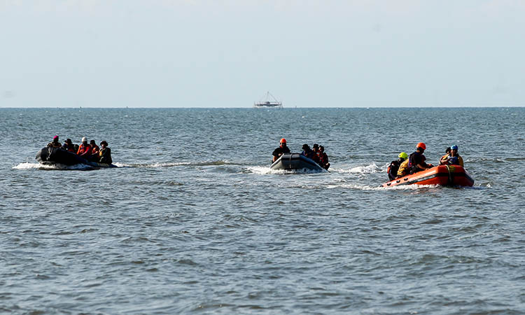 PENGARUHI OMBAK: Tim search and rescue saat menyisiri perairan di Lekok beberapa waktu lalu. Kecepatan angin diperkirakan masih tinggi dan perlu diwaspadai.