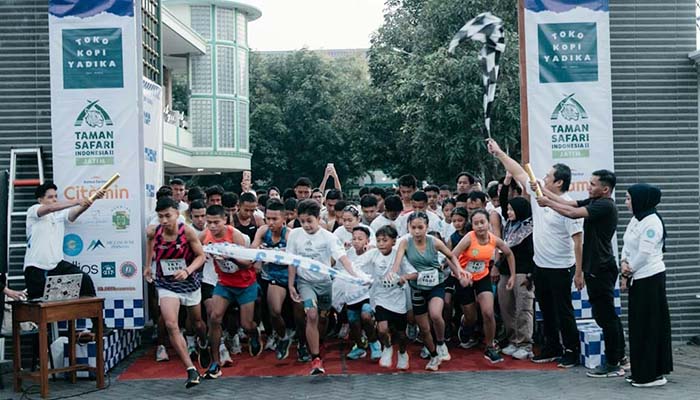 (01)	PERDANA: Rektor ITB Yadika Pasuruan, Dr. Anis Nusron, SE, MM memberangkatan 400-an runner yang mengikuti Bangil RUNAWAY di ITB Yadika Pasuruan, Minggu (27/07).