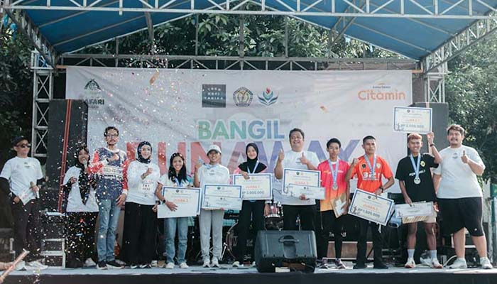 (01)	MOMEN BERSEJARAH: Pembina Yayasan Pendidikan Swakarya (Yadika), Muhammad Habibi, SH, MKn (tiga dari kiri) bersama Pemenang Bangil Runaway yang digelar BEM ITB Yadika Pasuruan.