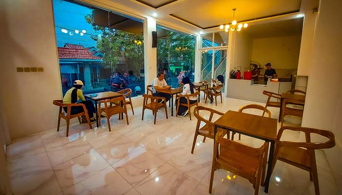 Toko Kopi Yadika merupakan Coffee shop modern 2 lantai dengan harga terjangkau, dingin, free wifi yang dikelola mahasiswa kewirausahaan ITB Yadika Pasuruan.