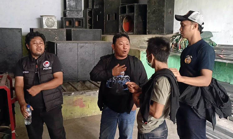 GEREBEK: Sejumlah petugas gabungan saat melakukan penggeledahan di rumah Kusandi alias Duplek. Hasilnya, petugas menemukan catatan transaksi.