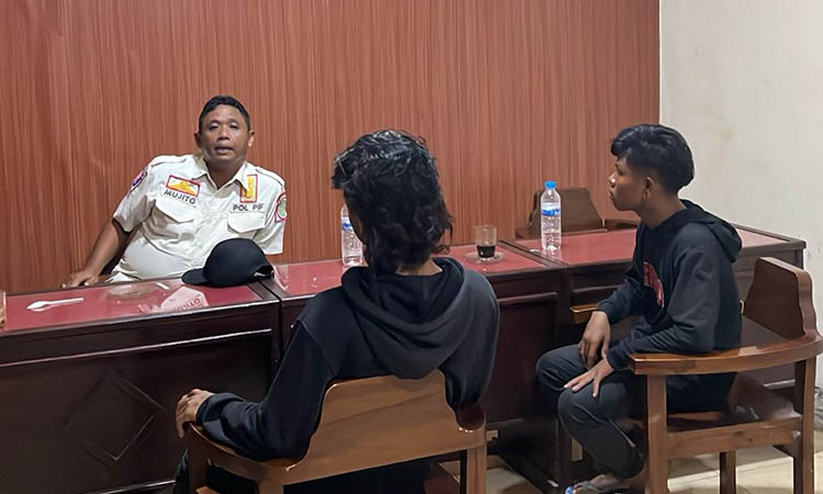 DIBINA: Petugas Satpol PP Kota Pasuruan saat memberikan pembinaan terhadap dua anak punk yang terjaring dalam operasi.
