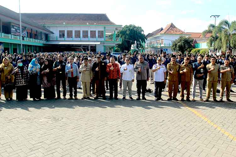KOMPAK: Bupati Probolinggo dr. Mohammad Haris bersama pihak kampus UMP, para undangan, dan mahasiswa peserta KKN berfoto bersama usai apel pelepasan peserta Selasa (29/7).